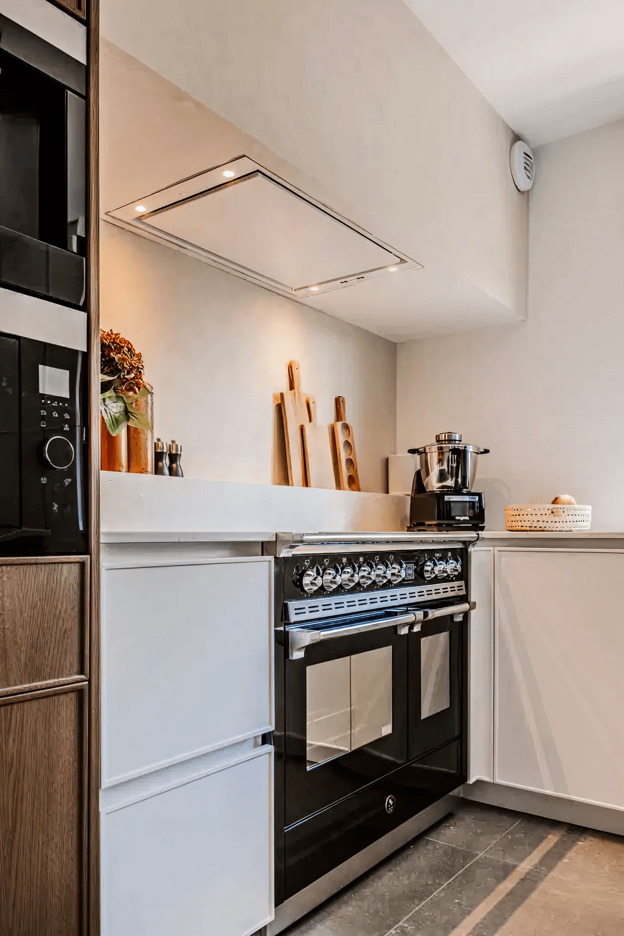c304d42d-c124-42b4-8bbc-e5c095f3fc05 Cuisine équipée d'un piano de cuisson Steel — ambiance